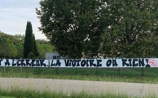 10 punti Montpellier e 5 punti Nimes dopo le prime 5 giornate di Ligue 1: per questo i tifosi del Nimes caricano e spronano la loro squadra 