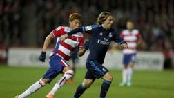 VIDEO / L’arbitro difensore aggiunto del Granada, blocco a Modric e gol contro il Real