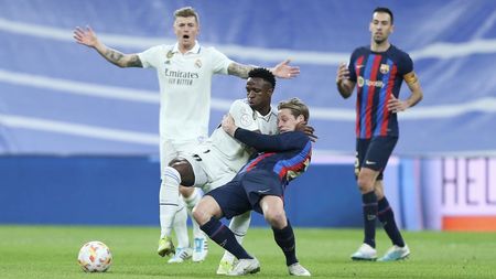 MADRID, SPAIN - MARCH 02: Vinicius Junior of Real Madrid and Frenkie de Jong of FC Barcelona clash during the Copa Del Rey Semi Final Leg One match between Real Madrid CF and FC Barcelona at Estadio Santiago Bernabeu on March 02, 2023 in Madrid, Spain. (Photo by Florencia Tan Jun/Getty Images)