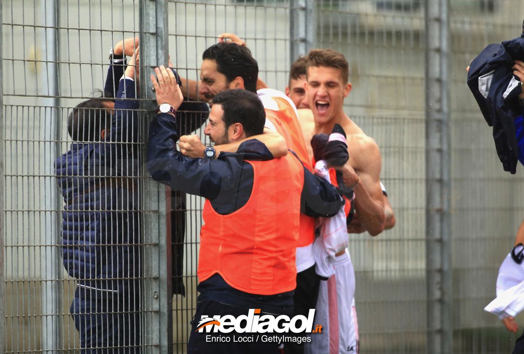  CAGLIARI, ITALY - MAY 05: the players and Coach of Palermo celebrate promotion in "Primavera 1" during the Primavera 1 match between Cagliari Calcio U19 and US Citta di Palermo U19 at Stadio Renato Raccis on May 5, 2018 (Photo by Enrico Locci/Getty Images) 