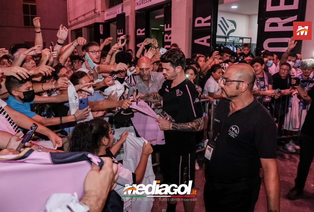 FOTO RITIRO PALERMO, Brunori e l’incontro con i tifosi al Barbera (Gallery) - immagine 72