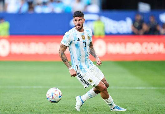 PAMPLONA, SPAIN - JUNE 05: Rodrigo De Paul of Argentina in action during the international friendly match between Argentina and Estonia at Estadio El Sadar on June 05, 2022 in Pamplona, Spain. (Photo by Juan Manuel Serrano Arce/Getty Images) Il segreto della “Scaloneta” è il… barbecue di Otamendi: “Ha cementato il gruppo” - immagine 1