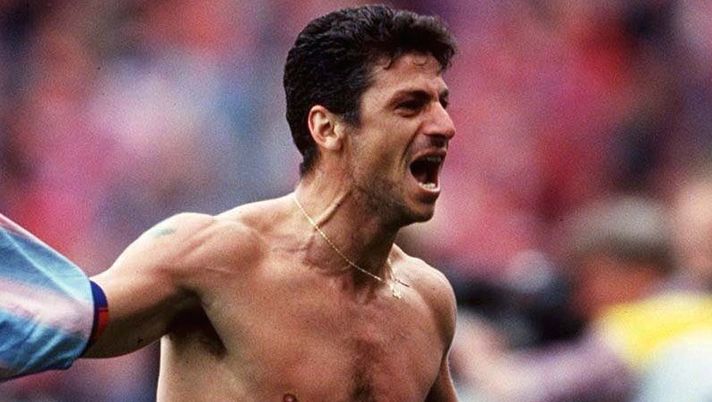 GERMANY - MAY 24: FUSSBALL: BAYERN MUENCHEN - VFB STUTTGART 4:2 am 24.05.97, Jubel: Ruggiero RIZZITELLI feiert nach seinem Treffer zum 4:2 (Photo by Bongarts/Getty Images) GERMANY - MAY 24: FUSSBALL: BAYERN MUENCHEN - VFB STUTTGART 4:2 am 24.05.97, Jubel: Ruggiero RIZZITELLI feiert nach seinem Treffer zum 4:2 (Photo by Bongarts/Getty Images)