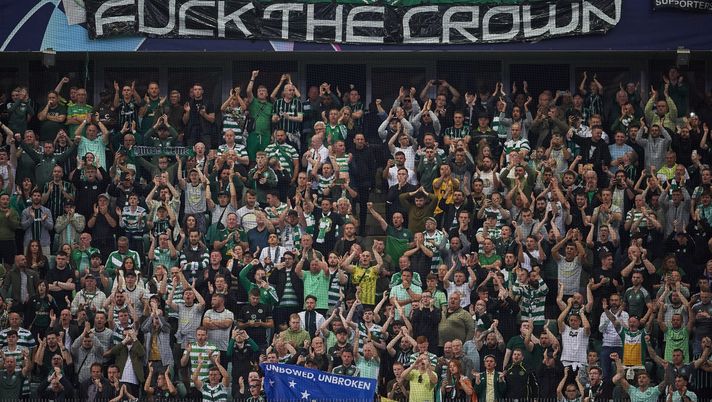 WARSAW, POLAND - SEPTEMBER 14: (EDITOR'S NOTE: Image contains profanity) Fans of Celtic display a flag against the crown during the UEFA Champions League group F match between Shakhtar Donetsk and Celtic FC at The Marshall Jozef Pilsudski's Municipal Stadium of Legia Warsaw on September 14, 2022 in Warsaw, Poland. (Photo by Adam Nurkiewicz/Getty Images) “Se odiate la Famiglia Reale battete le mani”: i tifosi del Celtic disturbano di nuovo gli omaggi alla Regina - immagine 1