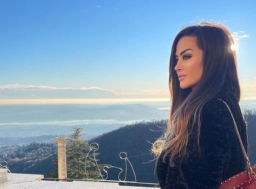 Instagram @giopalmas82 Giorgia Palmas, eleganza e sensualità: lo scatto in piscina incanta i fan- immagine 2