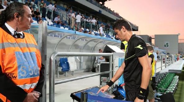 L'arbitro ricontrolla un'azione di gioco L'arbitro ricontrolla un'azione di gioco