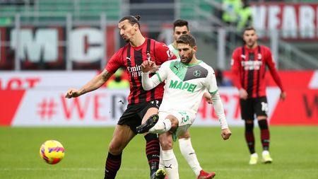 MILAN, ITALY - NOVEMBER 28: Domenico Berardi of US Sassuolo is challenged by Zlatan Ibrahimovic of AC Milan during the Serie A match between AC Milan and US Sassuolo at Stadio Giuseppe Meazza on November 28, 2021 in Milan, Italy. (Photo by Marco Luzzani/Getty Images) MILAN, ITALY - NOVEMBER 28: Domenico Berardi of US Sassuolo is challenged by Zlatan Ibrahimovic of AC Milan during the Serie A match between AC Milan and US Sassuolo at Stadio Giuseppe Meazza on November 28, 2021 in Milan, Italy. (Photo by Marco Luzzani/Getty Images)