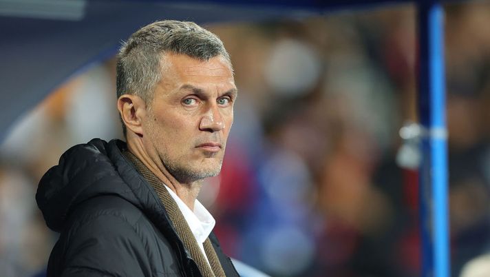 EMPOLI, ITALY - OCTOBER 01: Paolo Maldini of AC Milan looks on during the Serie A match between Empoli FC and AC MIlan at Stadio Carlo Castellani on October 1, 2022 in Empoli, Italy. (Photo by Gabriele Maltinti/Getty Images) Sky DE: “Il Milan è in corsa per un talento del Salisburgo, è già in lista di Maldini” - immagine 1