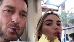 In uscita il libro di Ilary Blasi, Totti e Noemi si mostrano uniti