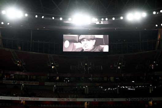LONDON, ENGLAND - DECEMBER 17: a minute of silence for Sinisa Mihajlovic during the friendly match between Arsenal and Juventus at Emirates Stadium on December 17, 2022 in London, England. (Photo by Daniele Badolato - Juventus FC/Juventus FC via Getty Images) Pioli saluta Sinisa: “Esempio di coraggio e tenacia. Ha lasciato il segno”- immagine 2