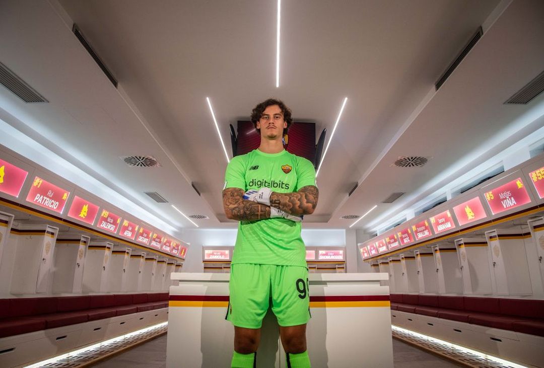 Ecco Svilar: gli scatti tra arrivo, firma e nuova maglia a Trigoria – FOTO GALLERY - immagine 28