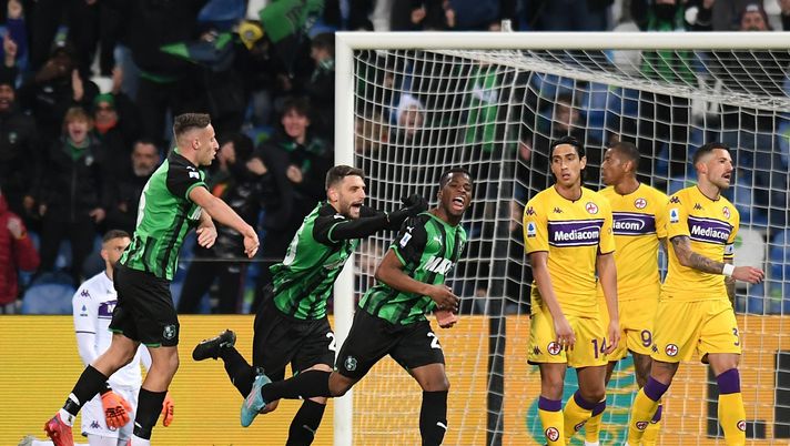 REGGIO NELL'EMILIA, ITALY - FEBRUARY 26: Hamed Traore of US Sassuolo celebrates after scoring the opening goal during the Serie A match between US Sassuolo and ACF Fiorentina at Mapei Stadium - Citta' del Tricolore on February 26, 2022 in Reggio nell'Emilia, Italy. (Photo by Alessandro Sabattini/Getty Images) REGGIO NELL'EMILIA, ITALY - FEBRUARY 26: Hamed Traore of US Sassuolo celebrates after scoring the opening goal during the Serie A match between US Sassuolo and ACF Fiorentina at Mapei Stadium - Citta' del Tricolore on February 26, 2022 in Reggio nell'Emilia, Italy. (Photo by Alessandro Sabattini/Getty Images)