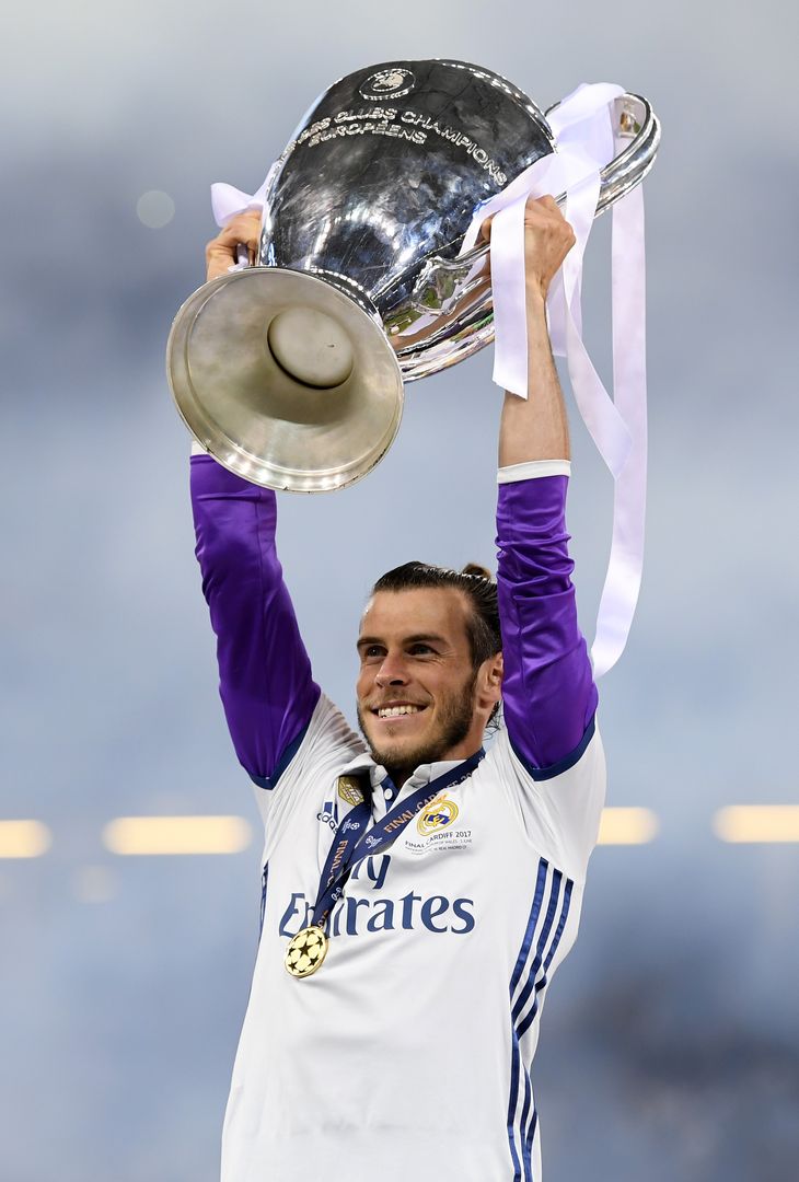  CARDIFF, WALES - JUNE 03:  Gareth Bale of Real Madrid lifts The Champions League trophy after the UEFA Champions League Final between Juventus and Real Madrid at National Stadium of Wales on June 3, 2017 in Cardiff, Wales.  (Photo by Matthias Hangst/Getty Images) 