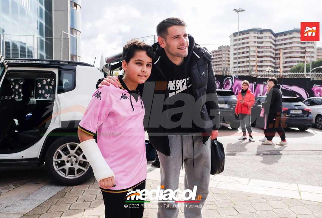 FOTO PALERMO, Orihuela e Saric: autografi e selfie con i tifosi rosanero  (Gallery) - immagine 12