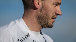 Bendtner agli arresti domiciliari: il giocatore posta le foto del braccialetto elettronico
