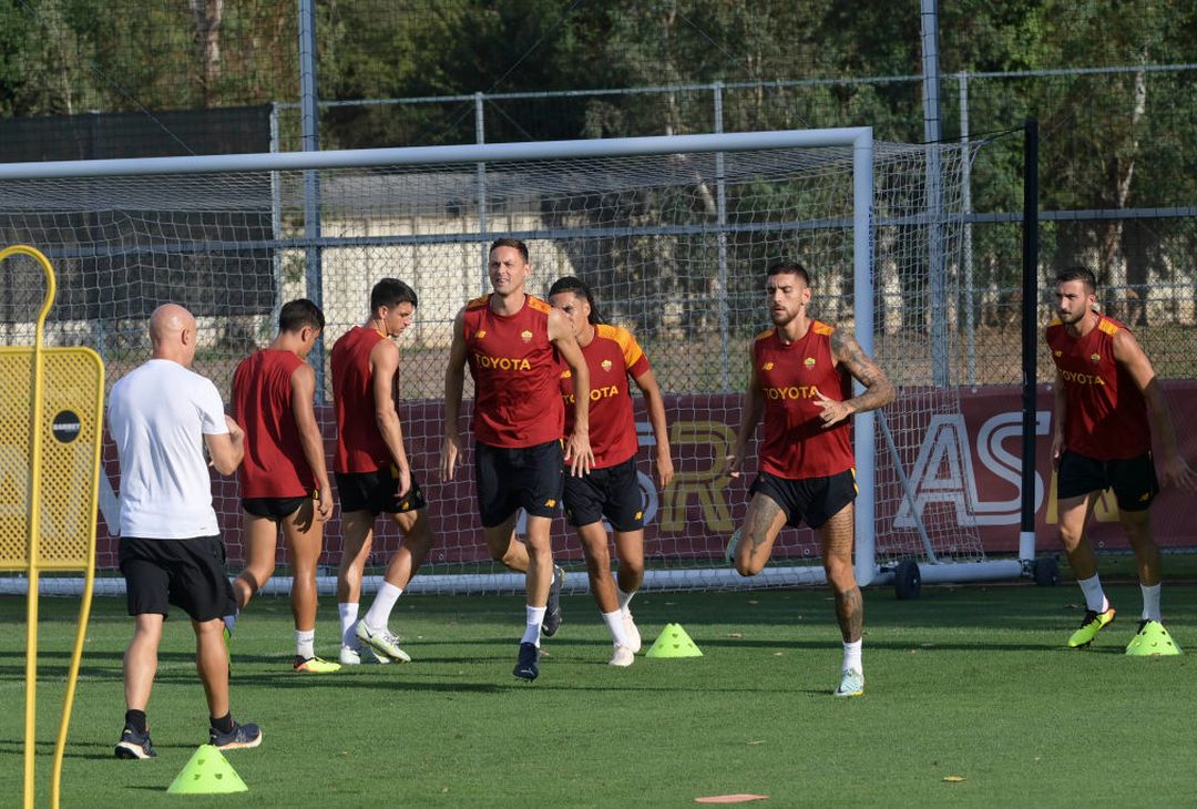 Roma, rifinitura prima del Monza: Belotti c’è. Squadra in ritiro – FOTO GALLERY - immagine 8