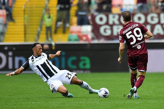 UDINE, ITALY - OCTOBER 23: Enzo Ebosse of Udinese Calcio competes for the ball with Aleksej Miranchuk of Torino FC during the Serie A match between Udinese Calcio and Torino FC at Dacia Arena on October 23, 2022 in Udine, . (Photo by Alessandro Sabattini/Getty Images) Udinese-Torino