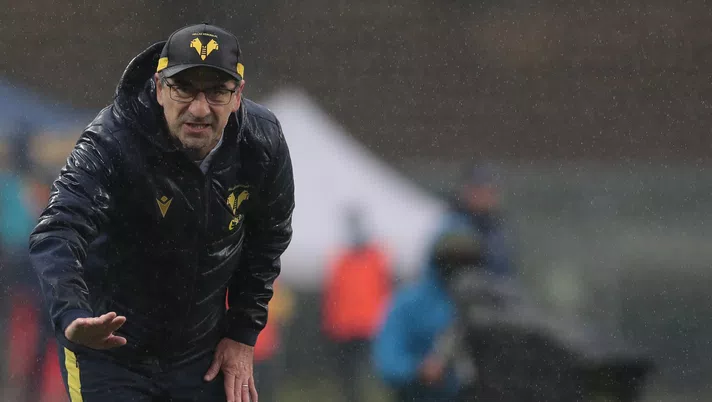 VERONA, ITALY - DECEMBER 06: Hellas Verona head coach Ivan Juric issues instructions to his players during the Serie A match between Hellas Verona FC and Cagliari Calcio at Stadio Marcantonio Bentegodi on December 06, 2020 in Verona, Italy. (Photo by Emilio Andreoli/Getty Images)