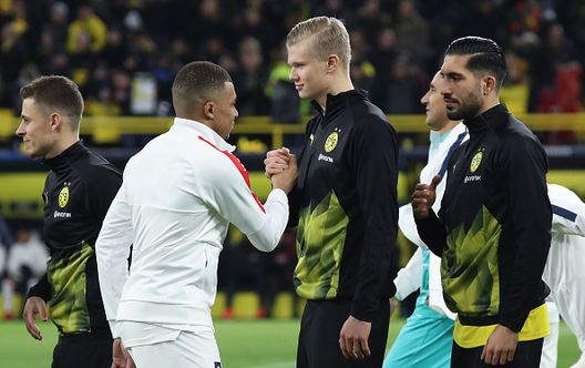 DORTMUND, GERMANY - FEBRUARY 18: Kilian Mbappe of Paris Saint-Germain shakes hands with Erling Haaland of Dortmund prior to the UEFA Champions League round of 16 first leg match between Borussia Dortmund and Paris Saint-Germain at Signal Iduna Park on February 18, 2020 in Dortmund, Germany. (Photo by Alex Grimm/Getty Images) Carragher, dubbi su Haaland: “Lui veloce e potente, Guardiola preferisce un calcio di possesso e tecnico”- immagine 2