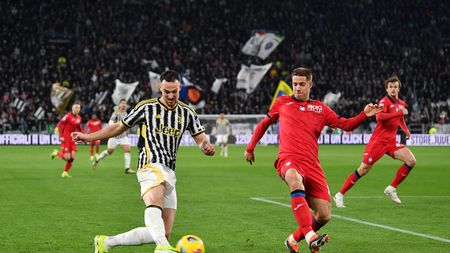TURIN, ITALY - MARCH 10: Federico Gatti of Juventus crosses the ball whilst under pressure from Mario Pasalic of Atalanta BC during the Serie A TIM match between Juventus and Atalanta BC - Serie A TIM at the Allianz Stadium on March 10, 2024 in Turin, Italy. (Photo by Valerio Pennicino/Getty Images)