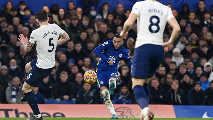 LONDON, ENGLAND - JANUARY 23: Hakim Ziyech of Chelsea scores their side's first goal during the Premier League match between Chelsea and Tottenham Hotspur at Stamford Bridge on January 23, 2022 in London, England. (Photo by Shaun Botterill/Getty Images) North West London Derby, la meraviglia di Ziyech