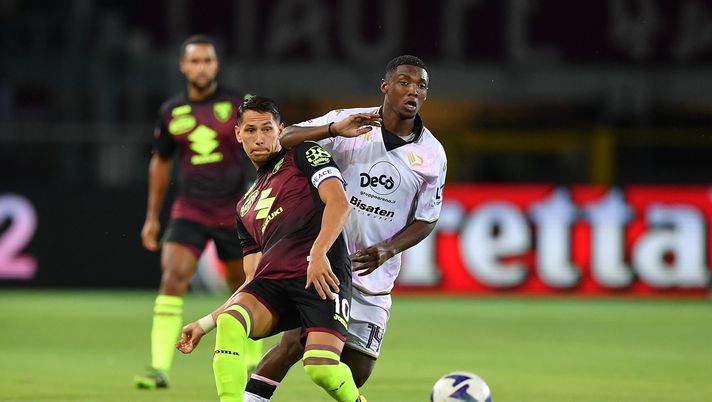 TURIN, ITALY - AUGUST 06:  Sasa Lukic of Torino FC is challenged by Jeremie Broh of Palermo calcio during the Coppa Italia match between Torino FC and Palermo at Olimpico Stadium on August 6, 2022 in Turin, Italy.  (Photo by Valerio Pennicino/Getty Images)  Calciomercato Torino, Lukic in partenza? Il capitano out per il match contro il Monza - immagine 1