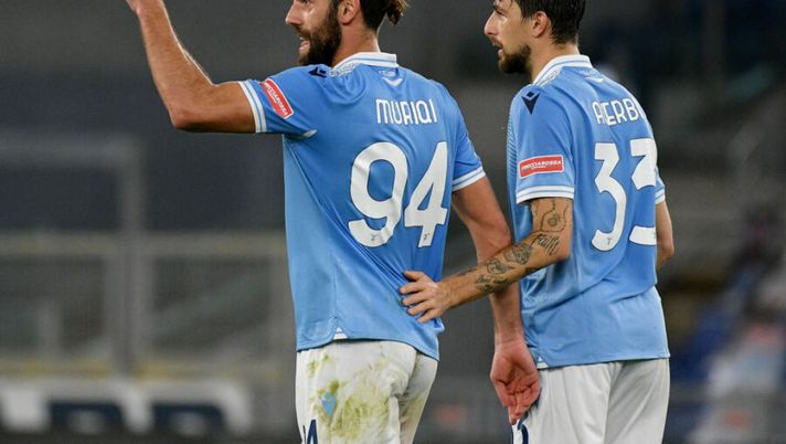 ROME, ITALY - JANUARY 21: Vedat Muriqi of SS Lazio celebrate a second goalwith his team mates during the Coppa Italia match between SS Lazio and Parma Calcio at Olimpico Stadium on January 21, 2021 in Rome, Italy. Sporting stadiums around Italy remain under strict restrictions due to the Coronavirus Pandemic as Government social distancing laws prohibit fans inside venues resulting in games being played behind closed doors. (Photo by Marco Rosi - SS Lazio/Getty Images) Dal portiere a Muriqi: chi gioca e chi no stasera nella Lazio, quante assenze - immagine 1