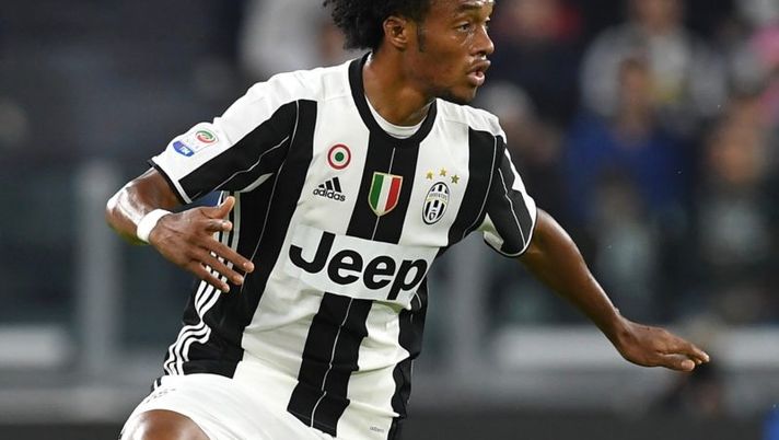 TURIN, ITALY - OCTOBER 15: Juan Cuadrado of Juventus FC controls the ball during the Serie A match between Juventus FC and Udinese Calcio at Juventus Stadium on October 15, 2016 in Turin, Italy. (Photo by Valerio Pennicino/Getty Images) CENTROCAMPO – I cinque più in forma e i cinque che non brillano - immagine 1