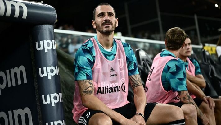 Juventus' Italian defender Leonardo Bonucci sits on the bench during the Italian Serie A football match between Sampdoria and Juventus at the Luigi Ferraris Stadium in Genoa, on August 22, 2022. (Photo by MARCO BERTORELLO / AFP) (Photo by MARCO BERTORELLO/AFP via Getty Images) Juventus, la decisione della società su Bonucci: cosa filtra su gerarchia e futuro - immagine 1
