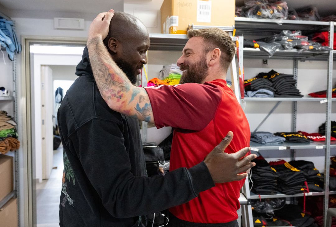 De Rossi riabbraccia la Roma. L’accoglienza a Trigoria – FOTO GALLERY - immagine 5