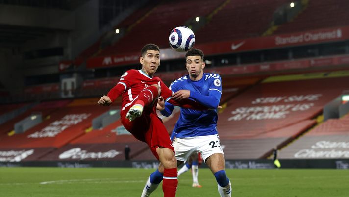 LIVERPOOL, ENGLAND - FEBRUARY 20: Roberto Firmino of Liverpool is challenged by Ben Godfrey of Everton during the Premier League match between Liverpool and Everton at Anfield on February 20, 2021 in Liverpool, England. Sporting stadiums around the UK remain under strict restrictions due to the Coronavirus Pandemic as Government social distancing laws prohibit fans inside venues resulting in games being played behind closed doors. (Photo by Phil Noble - Pool/Getty Images) LIVERPOOL, ENGLAND - FEBRUARY 20: Roberto Firmino of Liverpool is challenged by Ben Godfrey of Everton during the Premier League match between Liverpool and Everton at Anfield on February 20, 2021 in Liverpool, England. Sporting stadiums around the UK remain under strict restrictions due to the Coronavirus Pandemic as Government social distancing laws prohibit fans inside venues resulting in games being played behind closed doors. (Photo by Phil Noble - Pool/Getty Images)