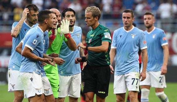 La Lazio protesta dopo il rigore assegnato al Milan. La Lazio protesta dopo il rigore assegnato al Milan.
