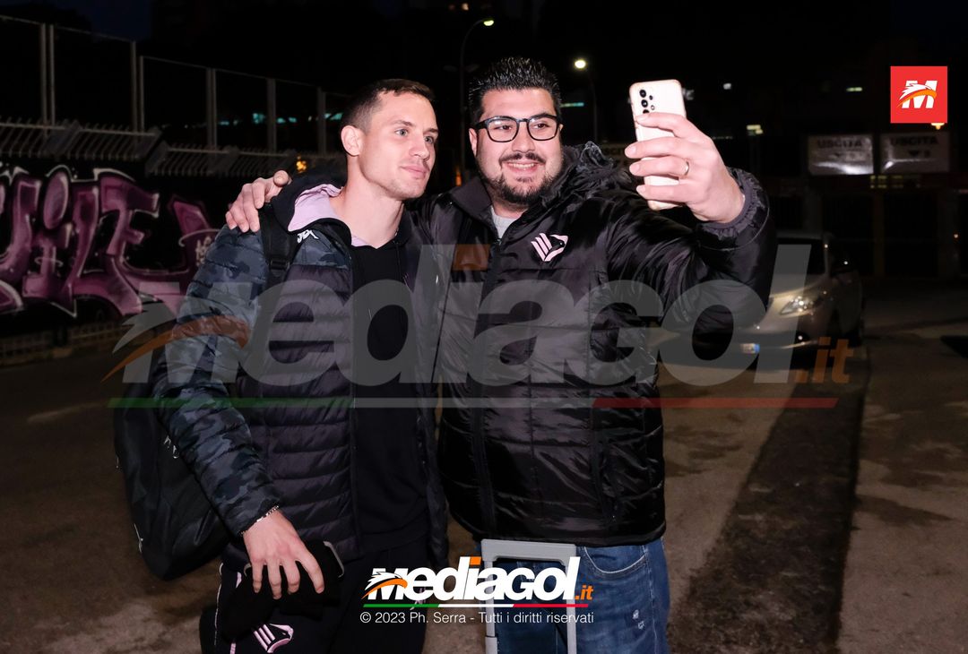 FOTO Ascoli-Palermo, i rosanero in partenza dallo stadio “Renzo Barbera” (Gallery) - immagine 17