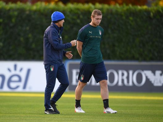 FLORENCE, ITALY - NOVEMBER 08: Head coach Italy Roberto Mancini and Tommaso Pobega of Italy chat during a Italy training session at Centro Tecnico Federale di Coverciano on November 08, 2021 in Florence, Italy. (Photo by Claudio Villa/Getty Images) Vives a TN: “Su Pobega scommettevo già a Terni. Per Belotti applausi a priori”- immagine 3