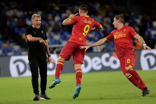 Lorenzo Colombo of Lecce celebrates after scoreswith Marco Baroni coach of Lecce during the italian soccer Serie A match SSC Napoli vs US Lecce on August 31, 2022 at the Diego Armando Maradona stadium in Naples, Italy (Photo by Agn Foto/LiveMedia/NurPhoto via Getty Images) Lecce, Sticchi Damiani: “Sarei orgoglioso di centrare la salvezza con una squadra dall’età media di 22 anni” - immagine 1