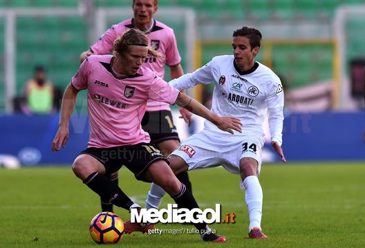 PALERMO, ITALY - NOVEMBER 30: Oscar Hiljemark (L) of Palermo holds off the challange from Juri Cisotti of Spezia during the TIM Cup A match betweenUS Citta di Palermo and AC Spezia at Stadio Renzo Barbera on November 30, 2016 in Palermo, Italy.  (Photo by Tullio M. Puglia/Getty Images) 