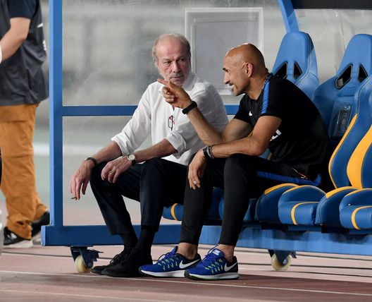NANJING, CHINA - JULY 24: Head coach FC Internazionale Luciano Spalletti (R) and Walter Sabatini chat prior to the 2017 International Champions Cup match between FC Internazionale and Olympique Lyonnais at Olympic Stadium on July 24, 2017 in Nanjing, China. (Photo by Claudio Villa - Inter/FC Internazionale via Getty Images) Sabatini è sicuro: “Dybala è l’ultimo 10 rimasto in Italia, infiammerà l’Olimpico”- immagine 2
