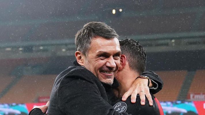 Paolo Maldini e Theo Hernandez si abbracciano al termine di Milan-Lazio (acmilan.com) Paolo Maldini e Theo Hernandez si abbracciano al termine di Milan-Lazio (acmilan.com)