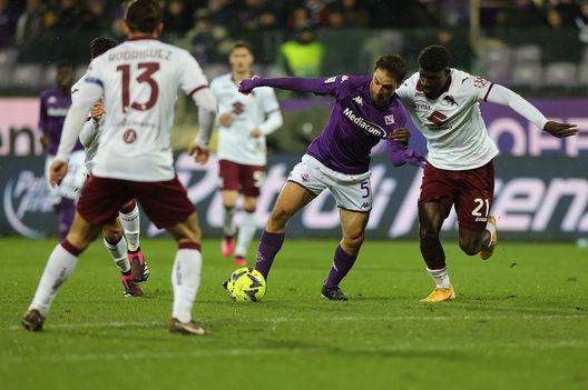 FLORENCE, ITALY - JANUARY 21: Giacomo Bonaventura of ACF Fiorentina in action against Michel Adopo of Torino FC during the Serie A match between ACF Fiorentina and Torino FC at Stadio Artemio Franchi on January 21, 2023 in Florence, Italy. (Photo by Gabriele Maltinti/Getty Images)