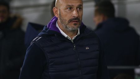 VENICE, ITALY - OCTOBER 18: Head coach of Fiorentina Vincenzo Italiano looks on during the Serie A match between Venezia FC and ACF Fiorentina at Stadio Pier Luigi Penzo on October 18, 2021 in Venice, Italy. (Photo by Maurizio Lagana/Getty Images) VENICE, ITALY - OCTOBER 18: Head coach of Fiorentina Vincenzo Italiano looks on during the Serie A match between Venezia FC and ACF Fiorentina at Stadio Pier Luigi Penzo on October 18, 2021 in Venice, Italy. (Photo by Maurizio Lagana/Getty Images)