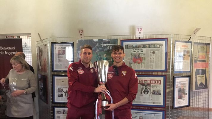 Ambrogio e Gilli mostrano la Supercoppa Primavera vinta contro l'Inter.