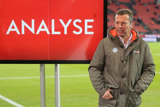 LEVERKUSEN, GERMANY - DECEMBER 07: Lothar Matthaeus, sky expert looks on prior to the Bundesliga match between Bayer 04 Leverkusen and FC Schalke 04 at BayArena on December 07, 2019 in Leverkusen, Germany. (Photo by Christof Koepsel/Bongarts/Getty Images) Matthaus: “Se critico il Bayern, Hoeness mi chiama con lo “sconosciuto” e poi mi ricopre di insulti” - immagine 1