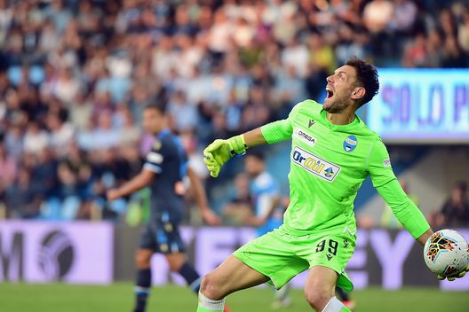  FERRARA, ITALY - OCTOBER 27: Etrit Berisha "nGoalkeeper of Spal in action during the Serie A match between SPAL and SSC Napoli at Stadio Paolo Mazza on October 27, 2019 in Ferrara, Italy. (Photo by Pier Marco Tacca/Getty Images) 