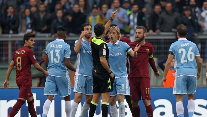 ROME, ITALY - DECEMBER 04:  Daniele De Rossi (R) of AS Roma and Marco Parolo of SS Lazio reacts against the referee Luca Banti during the Serie A match between SS Lazio and AS Roma at Stadio Olimpico on December 4, 2016 in Rome, Italy.  (Photo by Paolo Bruno/Getty Images) 