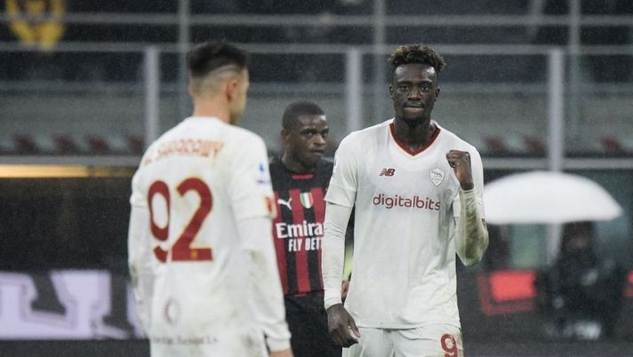 AS Roma's British forward Tammy Abraham (R) celebrates with teammates after scoring during the Italian Serie A football match between AC Milan and AS Roma, at the San Siro stadium in Milan, on January 8, 2023. (Photo by Filippo MONTEFORTE / AFP) (Photo by FILIPPO MONTEFORTE/AFP via Getty Images) Voti fantacalcio: Abraham come Leao e Giroud come Dybala! Pellegrini più di Theo - immagine 1