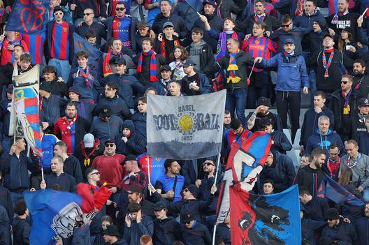 FLORENCE, ITALY - MAY 11: Fans of FC Basel 1893 during the UEFA Europa Conference League semi-final first leg match between ACF Fiorentina and FC Basel at Poznan Stadium on May 11, 2023 in Florence, Italy. (Photo by Gabriele Maltinti/Getty Images) Bandiere, fumogeni e fuochi d’artificio: lo spettacolo del Franchi- immagine 2