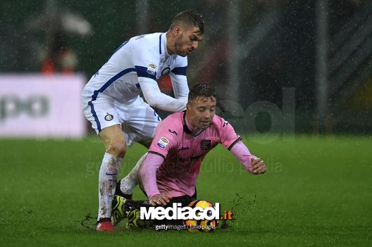 PALERMO, ITALY - JANUARY 22:  Thiago Cionek (R) of Palermo is challenged by  Davide Santon of Internazionale Milano during the Serie A match between US Citta di Palermo and FC Internazionale at Stadio Renzo Barbera on January 22, 2017 in Palermo, Italy.  (Photo by Tullio M. Puglia/Getty Images) 