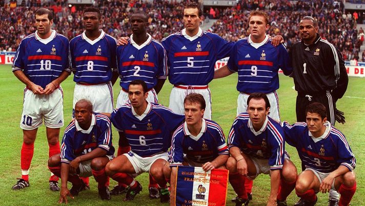 PARIS, FRANCE - OCTOBER 09: EM QUALIFIKATION, FRANKREICH -ISLAND 3:2, Paris/FRA; TEAM FRANKREICH/FRA/MANNSCHAFTSFOTO; Hintere Reihe v.l.: Zinedine ZIDANE, Marcel DESAILLY, Lilian THURAM, Laurent BLANC, Lilian LASLANDES, Torwart Bernard LAMA; Vordere Reihe v.l.: Sylvain WILTORD, Youri DJORKAEFF, Didier DESCHAMPS, Alain BOGHOSSIAN, Bixente LIZARAZU (Photo by Henri Szwarc/Bongarts/Getty Images) Bastia, Laslandes allenatore per caso: ma ha vinto il derby e potrebbe rimanere… - immagine 1