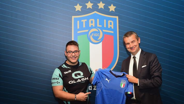 MILAN, ITALY - SEPTEMBER 30: Luigi Loffredo of Qlash Team celebrates the victory and receives the official shirt of the Italian national team at the end of the Italy eFootball Pro Evolution Soccer 2020 Team Selection at BASE Milano on September 30, 2019 in Milan, Italy. (Photo by Pier Marco Tacca/Getty Images) AC Milan e QLASH, al via la nuova stagione Esports alla Milan Games Week - immagine 1