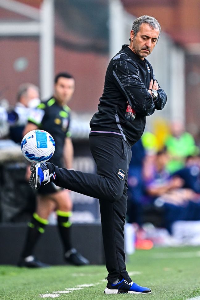 GENOA, ITALY - MAY 16: Marco Giampaolo head coach of Sampdoria kicks the ball with a back-heel touch during the Serie A match between UC Sampdoria and ACF Fiorentina at Stadio Luigi Ferraris on May 16, 2022 in Genoa, Italy. (Photo by Getty Images) Calendari Serie A, Giampaolo: “Juve e Atalanta? Mal che vada, quattro punti. Scherzi a parte, saremo pronti”- immagine 2